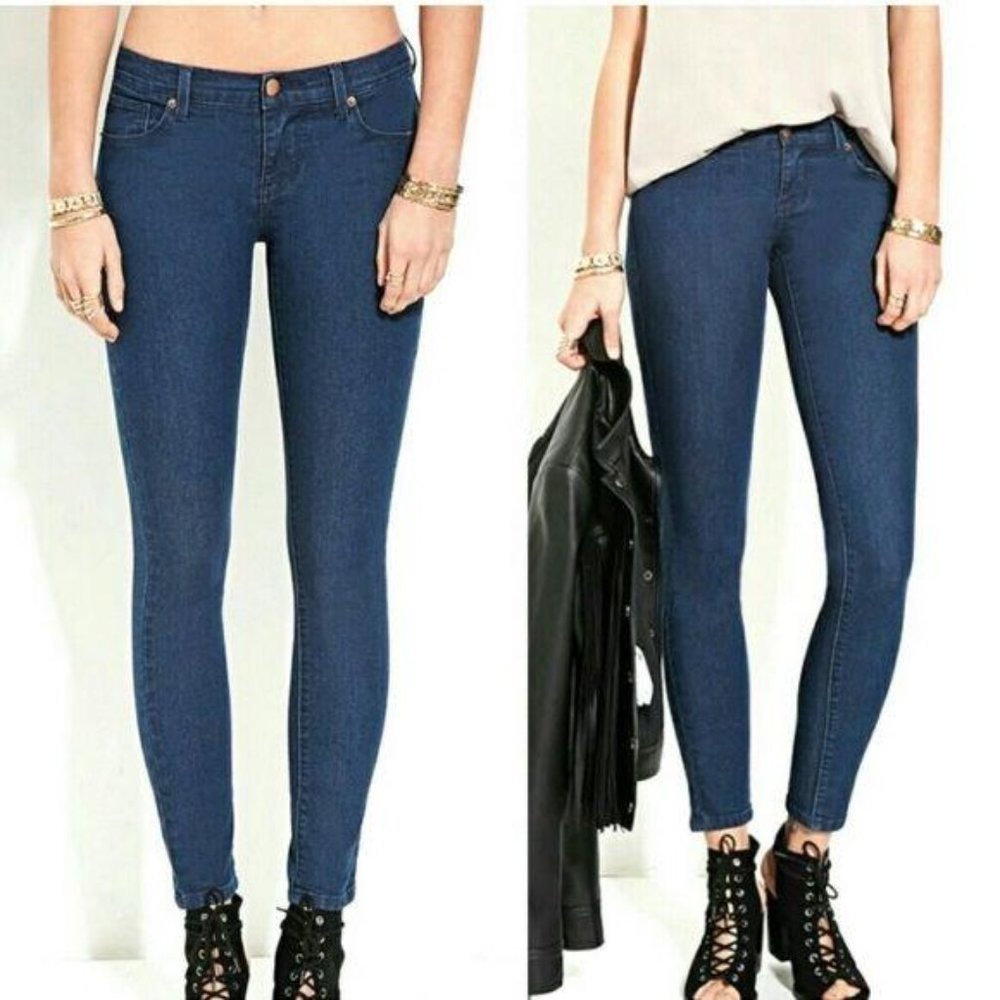 Forever 21 Medium Wash Skinny Jeans Size 25P